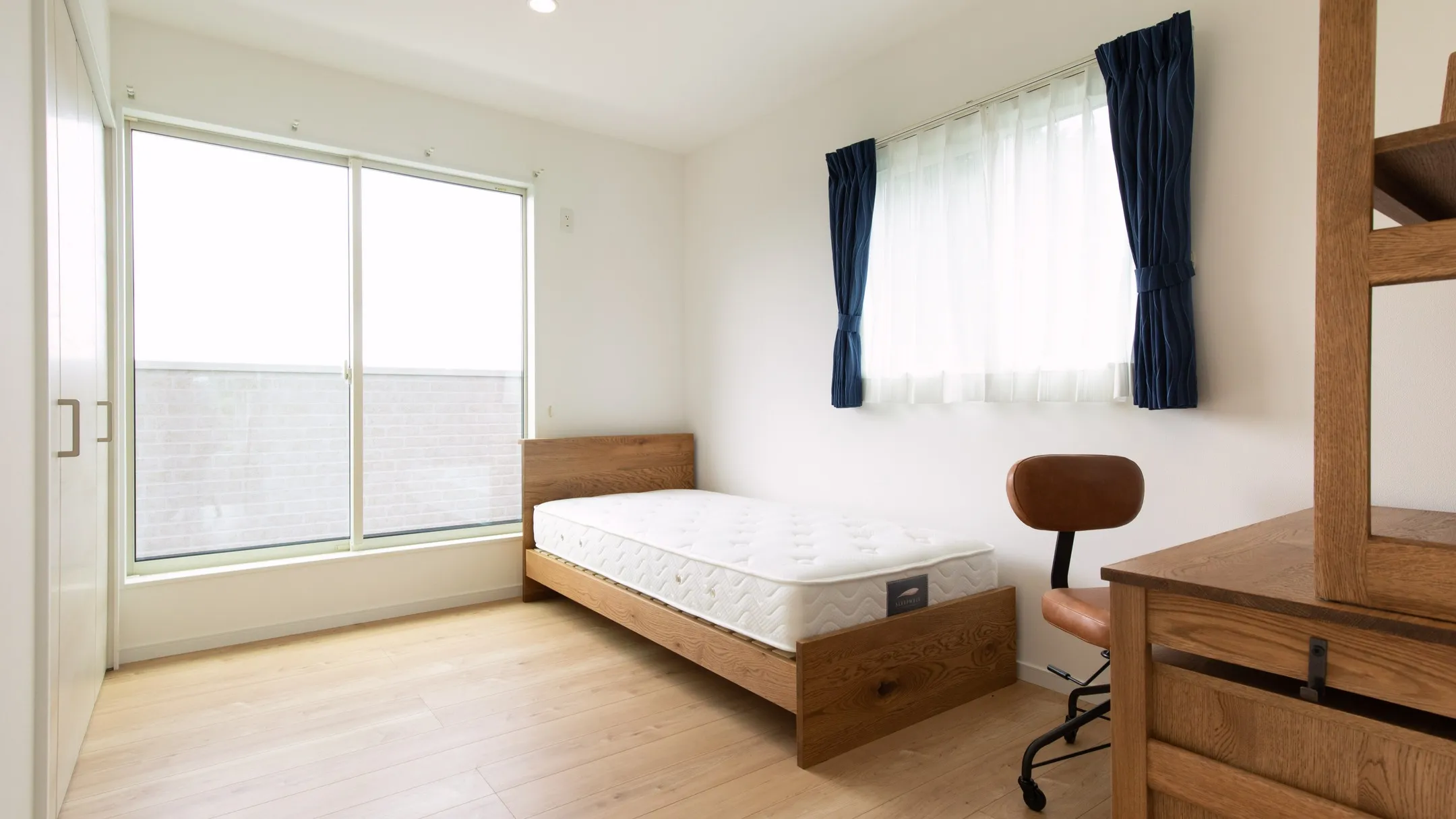 二階の部屋にベランダを配置して掃き出し窓を配置し明かりを十分...