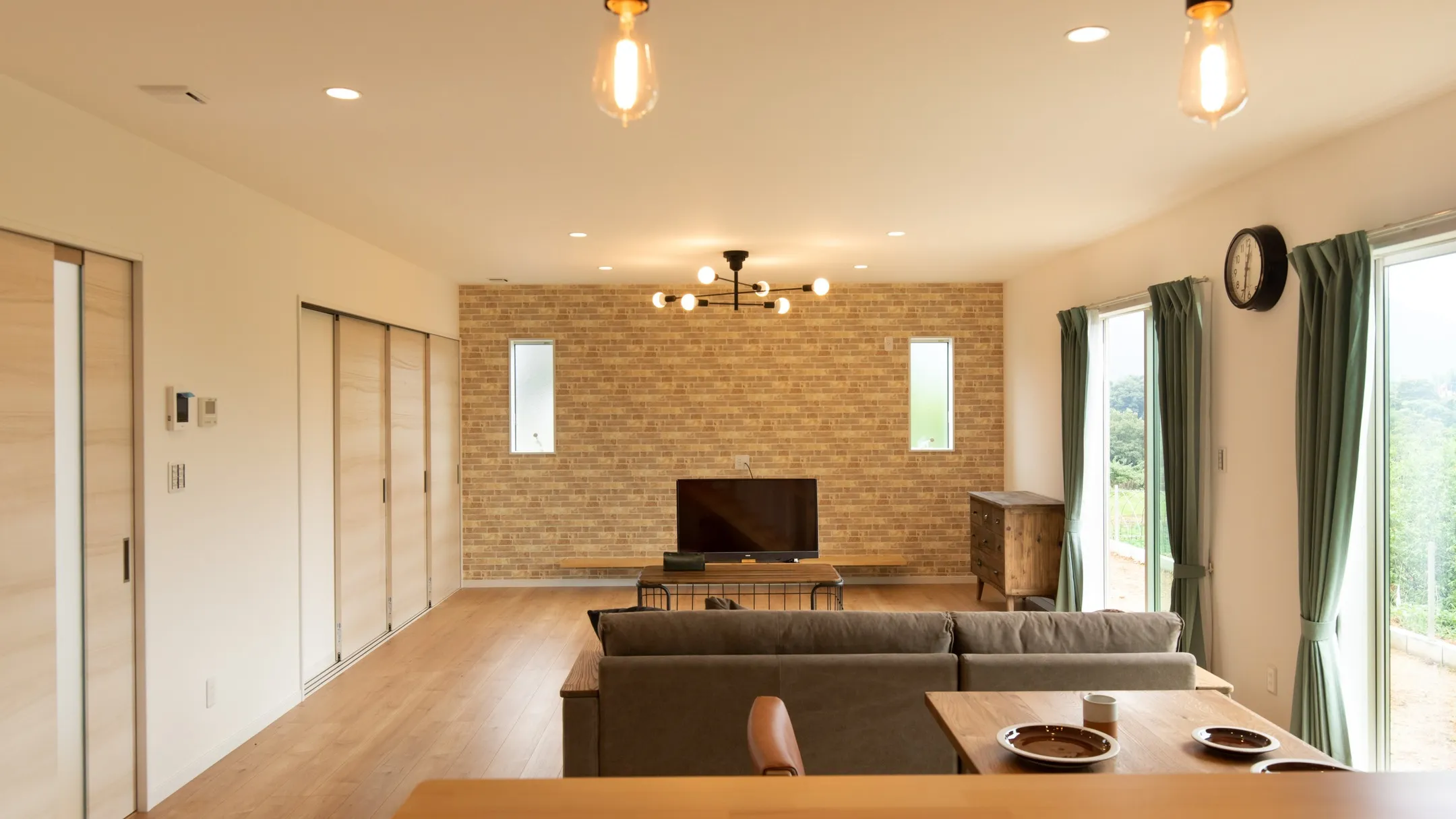 二階の部屋にベランダを配置して掃き出し窓を配置し明かりを十分...