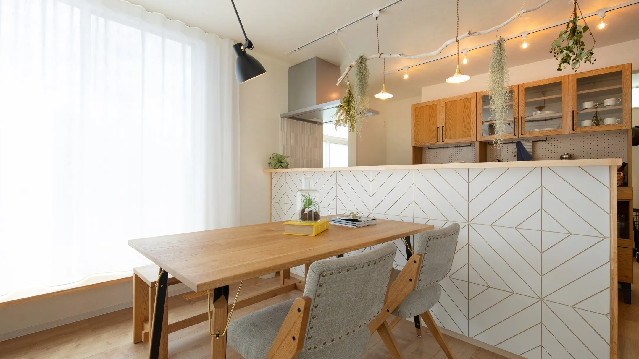 コンパクトなリビングにソファーやダイニングで雰囲気が変わりま...