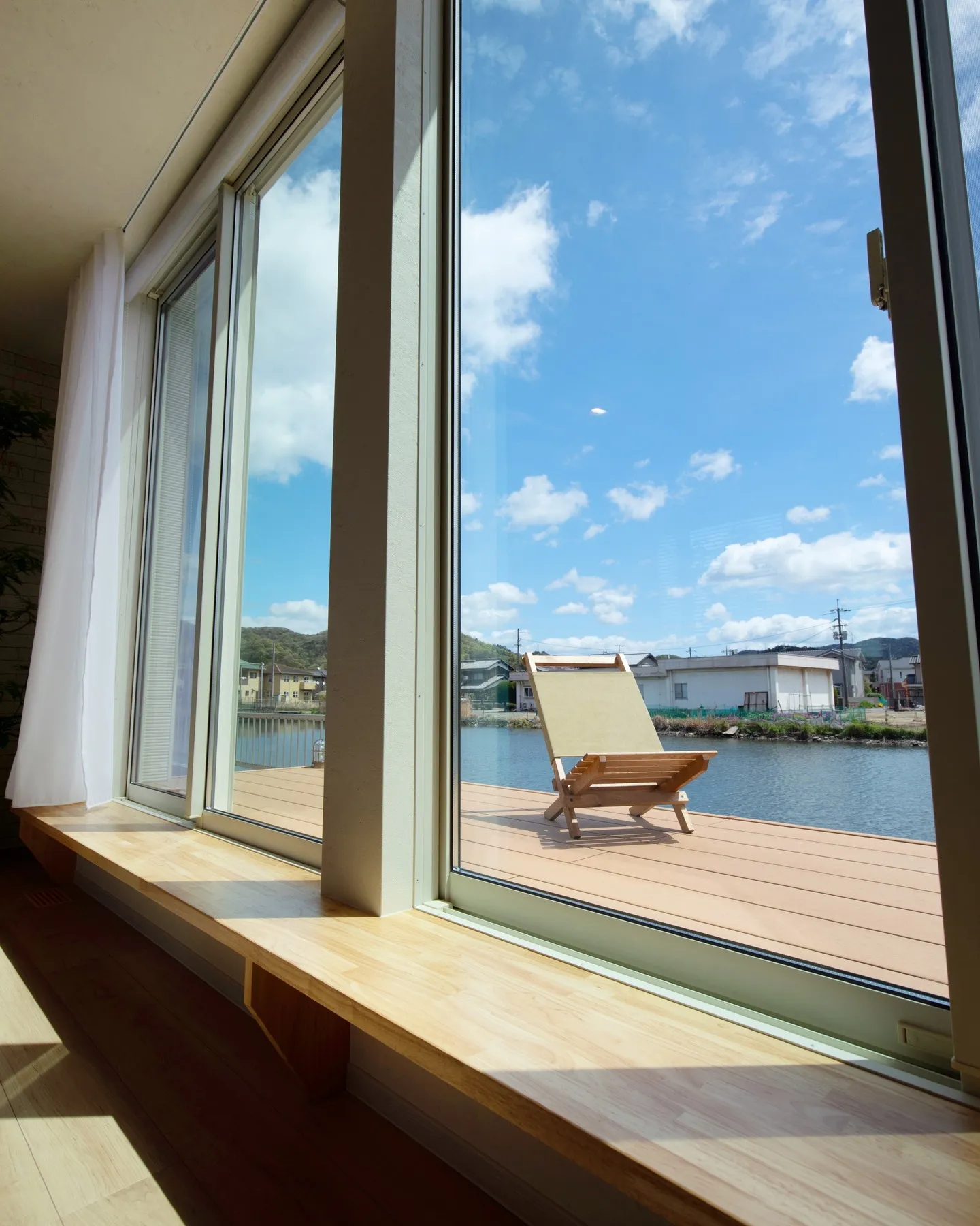 南面に大きな掃き出し窓並べて2個配置することで日の光がリビン...