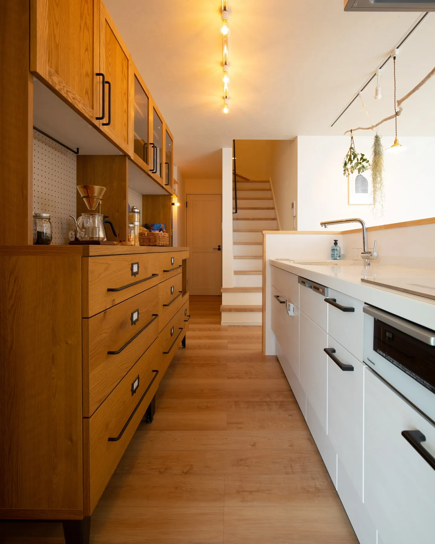 南面に大きな掃き出し窓並べて2個配置することで日の光がリビン...