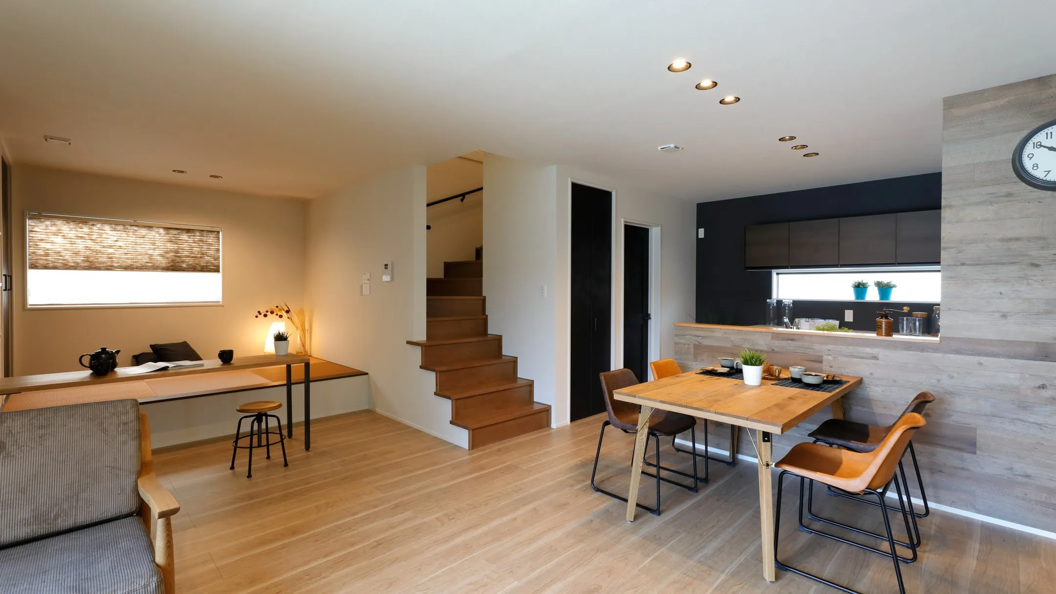 キッチン背面の所に横辷出しの窓でキッチンにも明かりを。