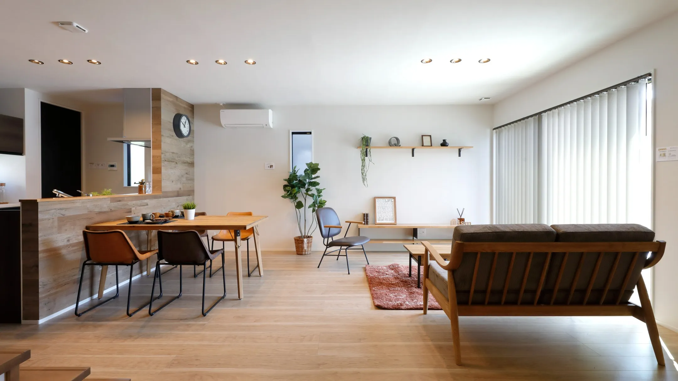 キッチン背面の所に横辷出しの窓でキッチンにも明かりを。