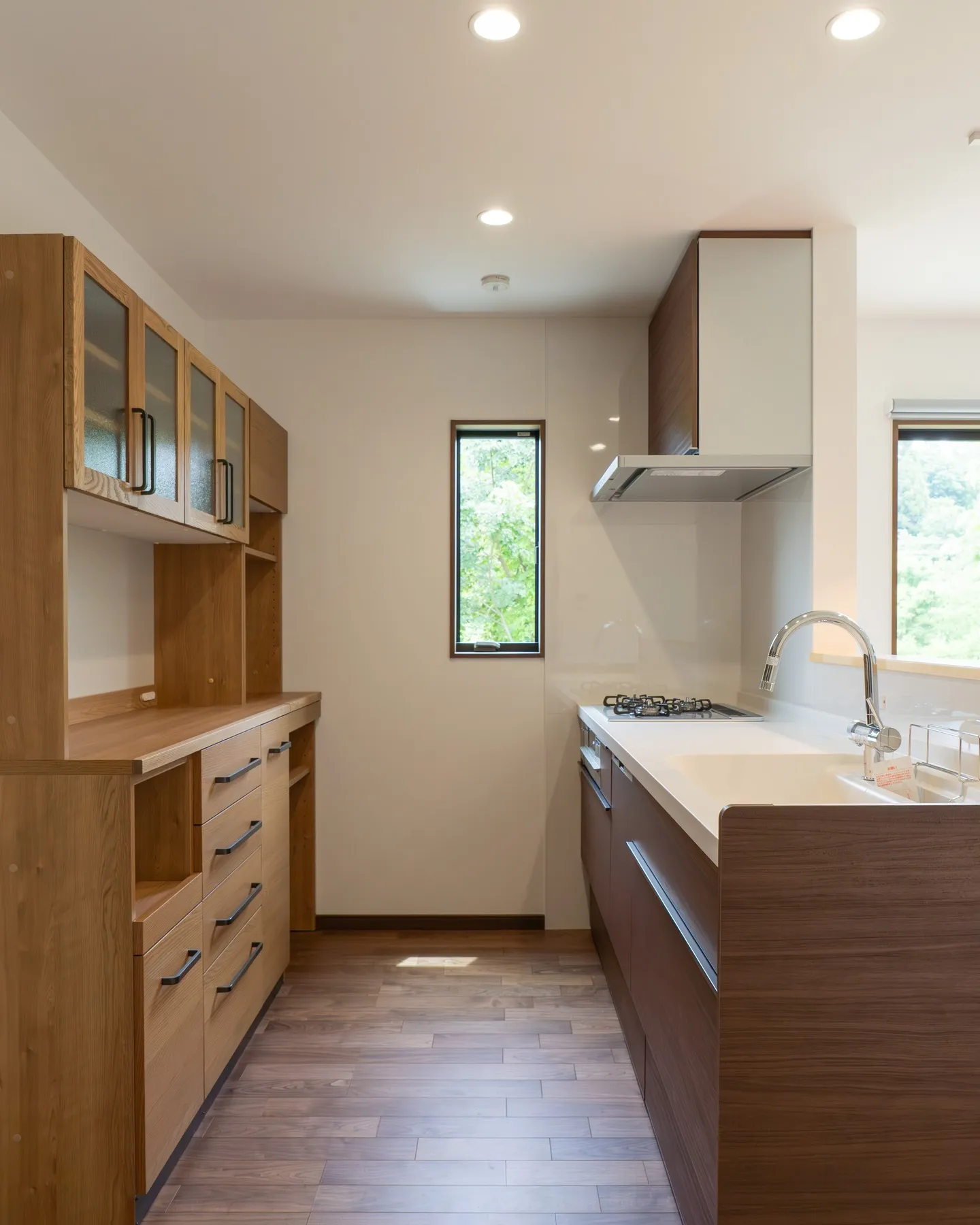 キッチン背面にはオシャレなクラッシュゲートのカップボード。