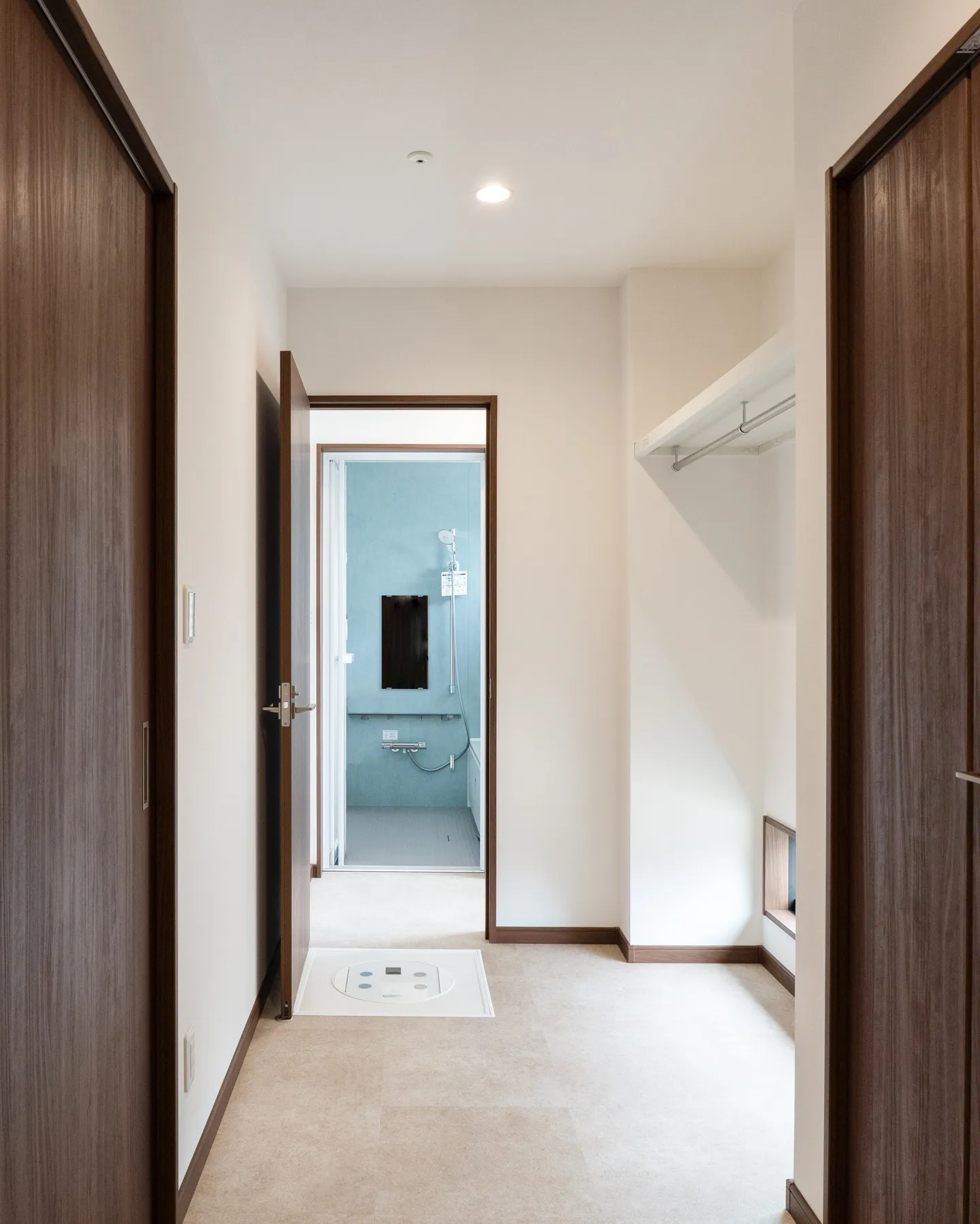 キッチン背面にはオシャレなクラッシュゲートのカップボード。