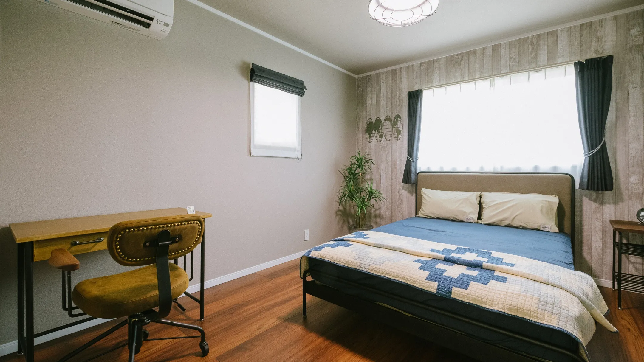 ゆったりとした広さの寝室。