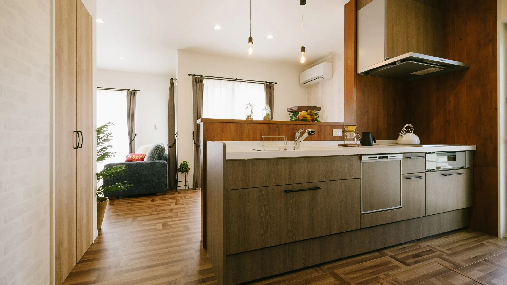 ゆったりとした広さの寝室。