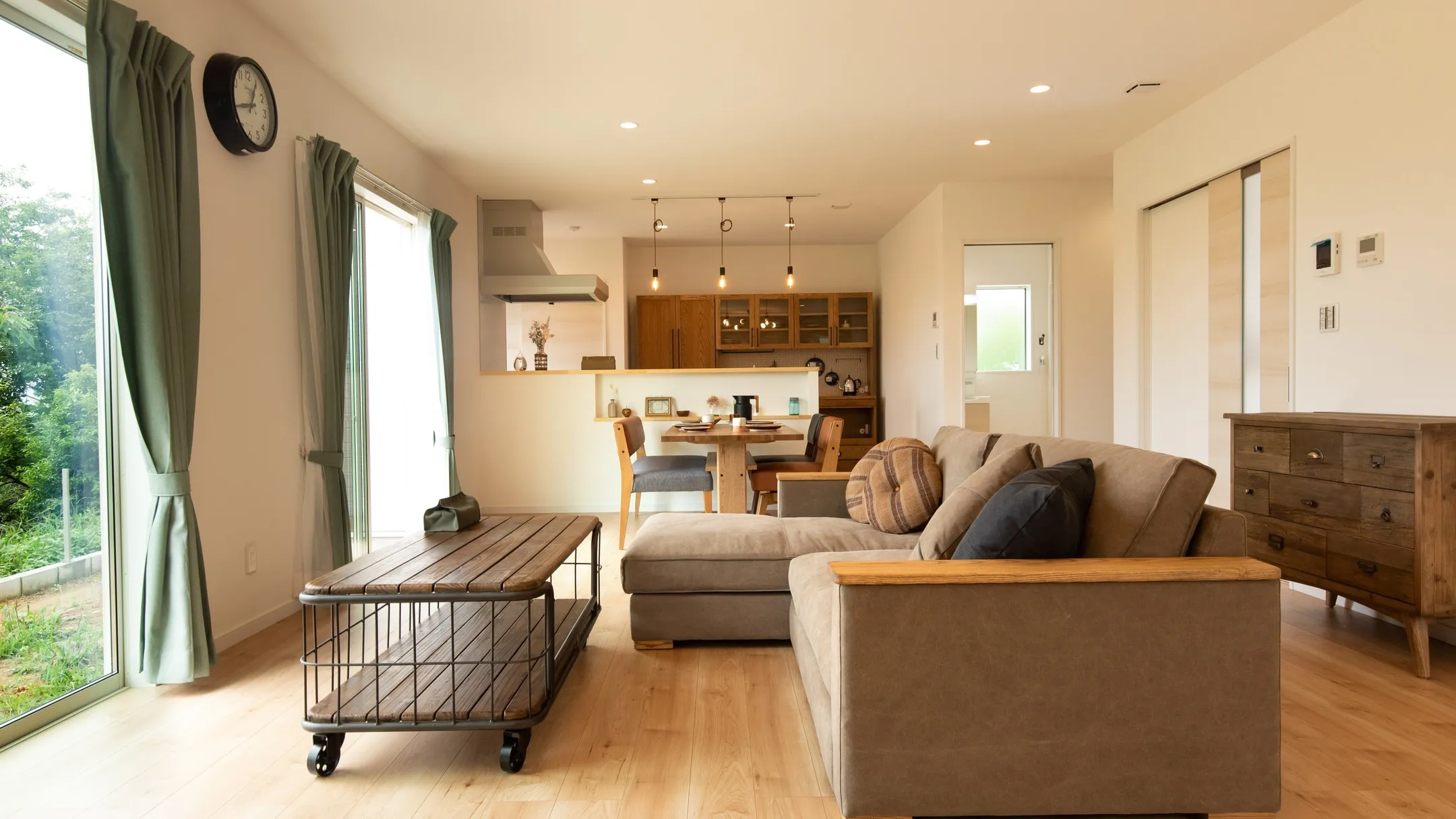 広々としたリビングにお洒落なクラッシュゲートの家具を配置すれ...