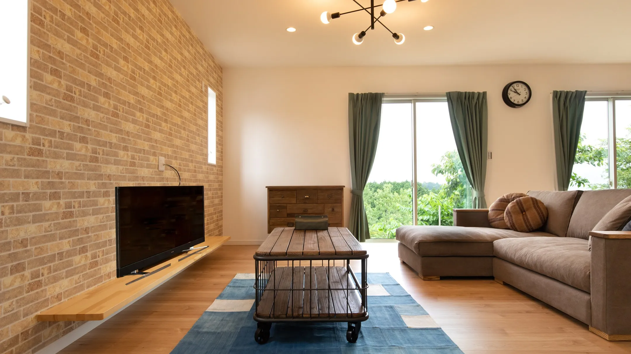 広々としたリビングにお洒落なクラッシュゲートの家具を配置すれ...