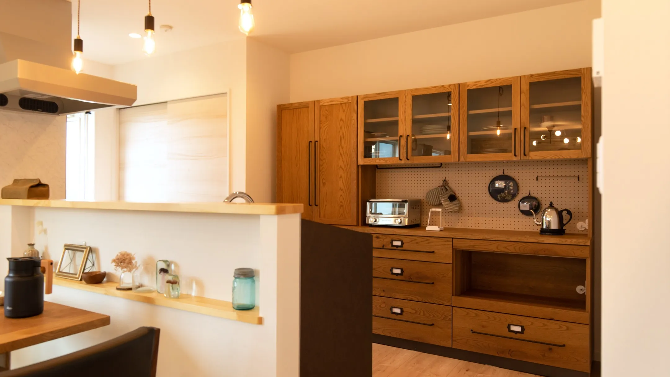 テレビ背面のアクセントクロス。