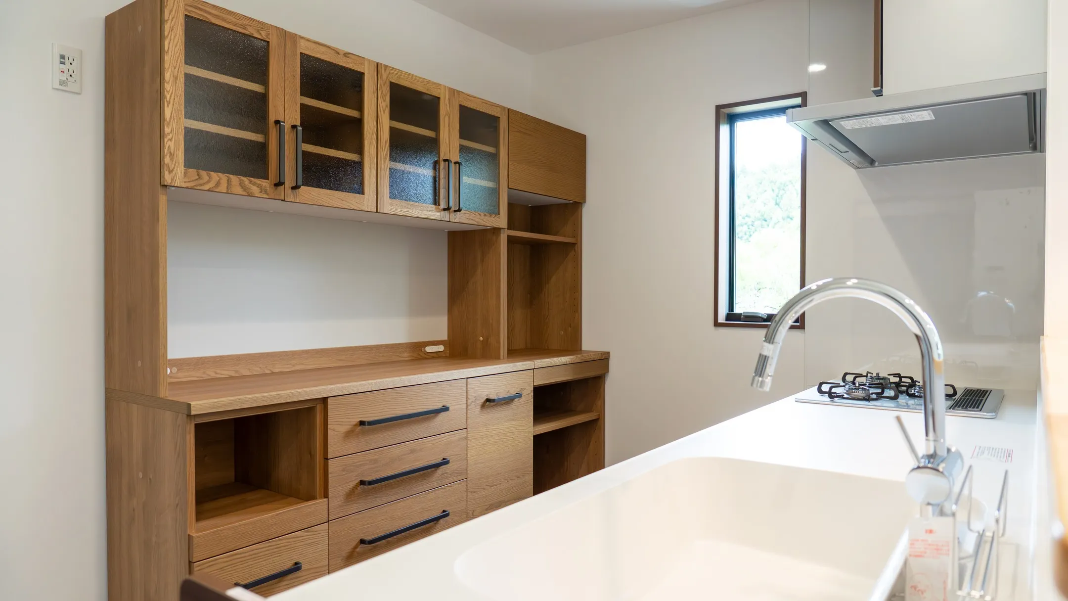 キッチン背面にクラッシュゲートのカップボード。