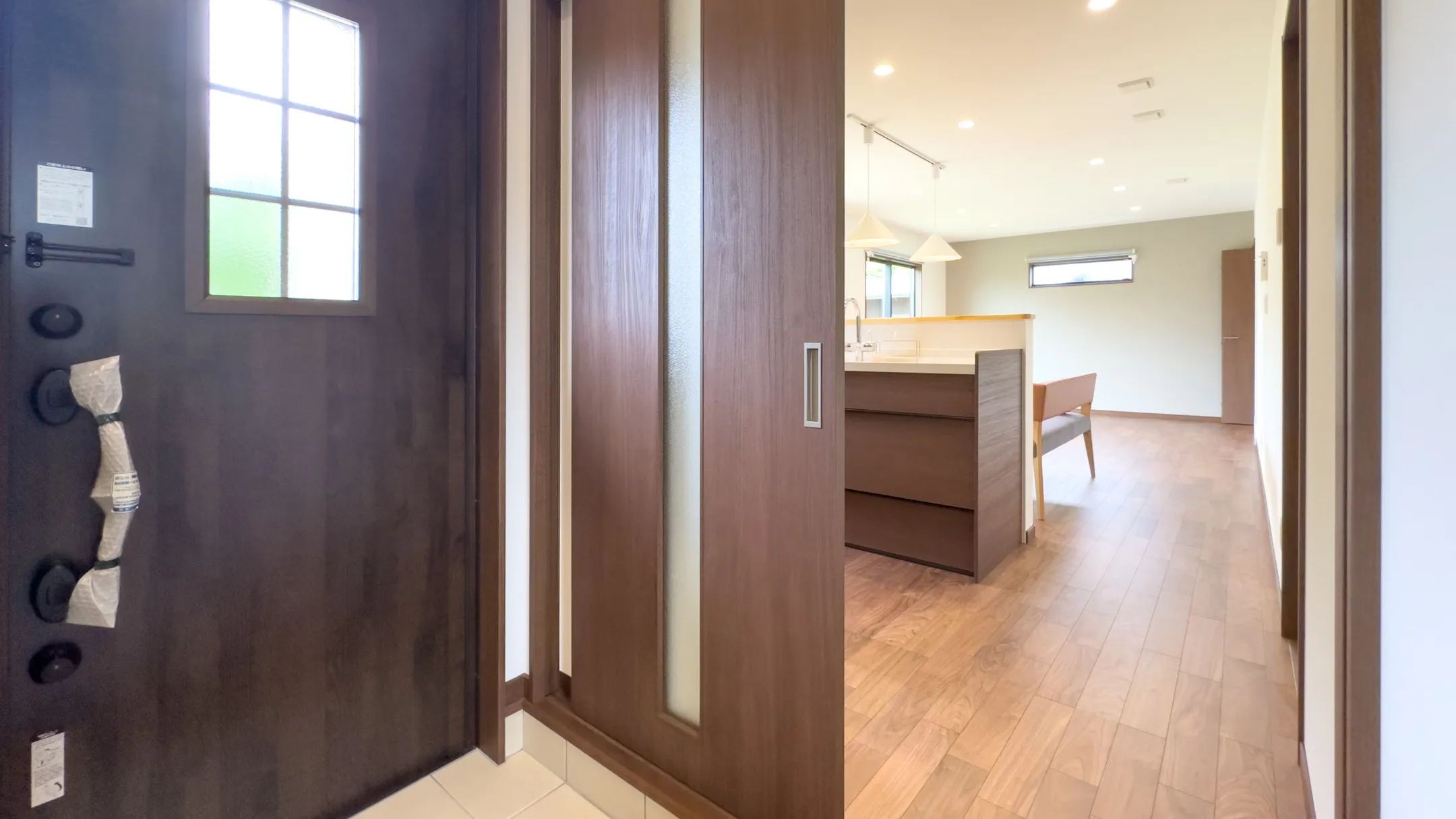 キッチン背面にクラッシュゲートのカップボード。