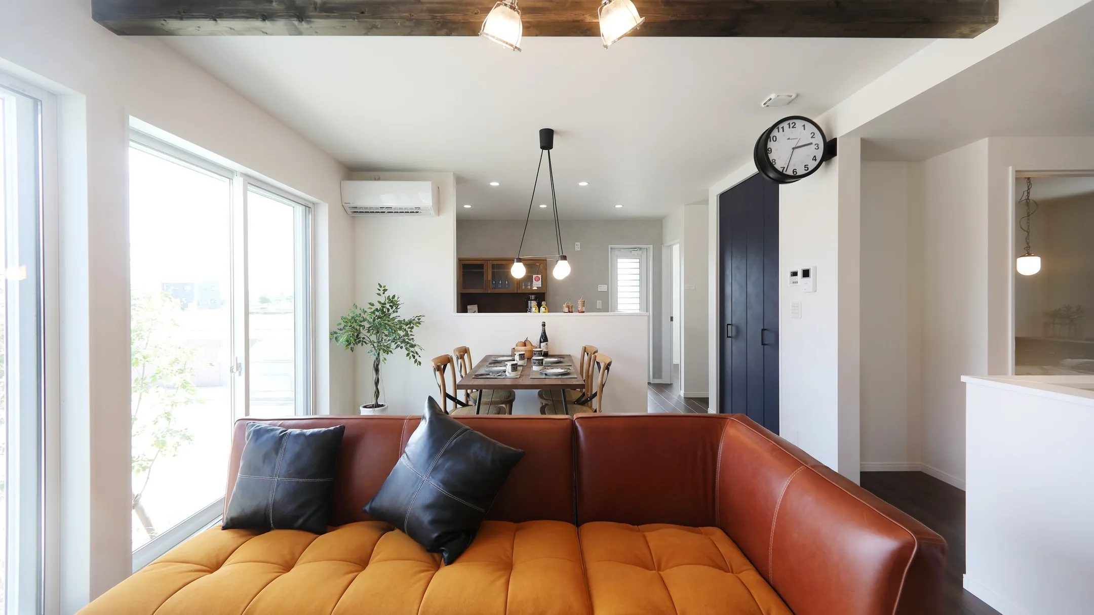 天井を少し上げて梁を化粧で見せるだけでも印象が違います。