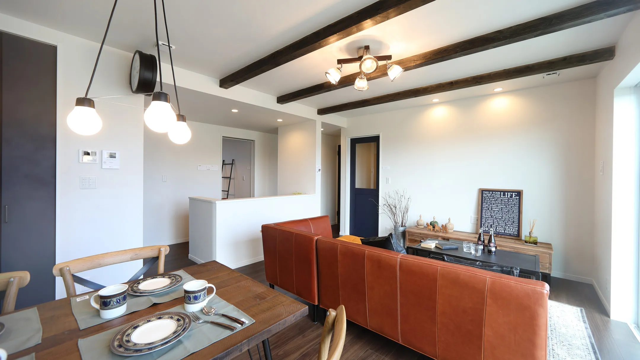 天井を少し上げて梁を化粧で見せるだけでも印象が違います。