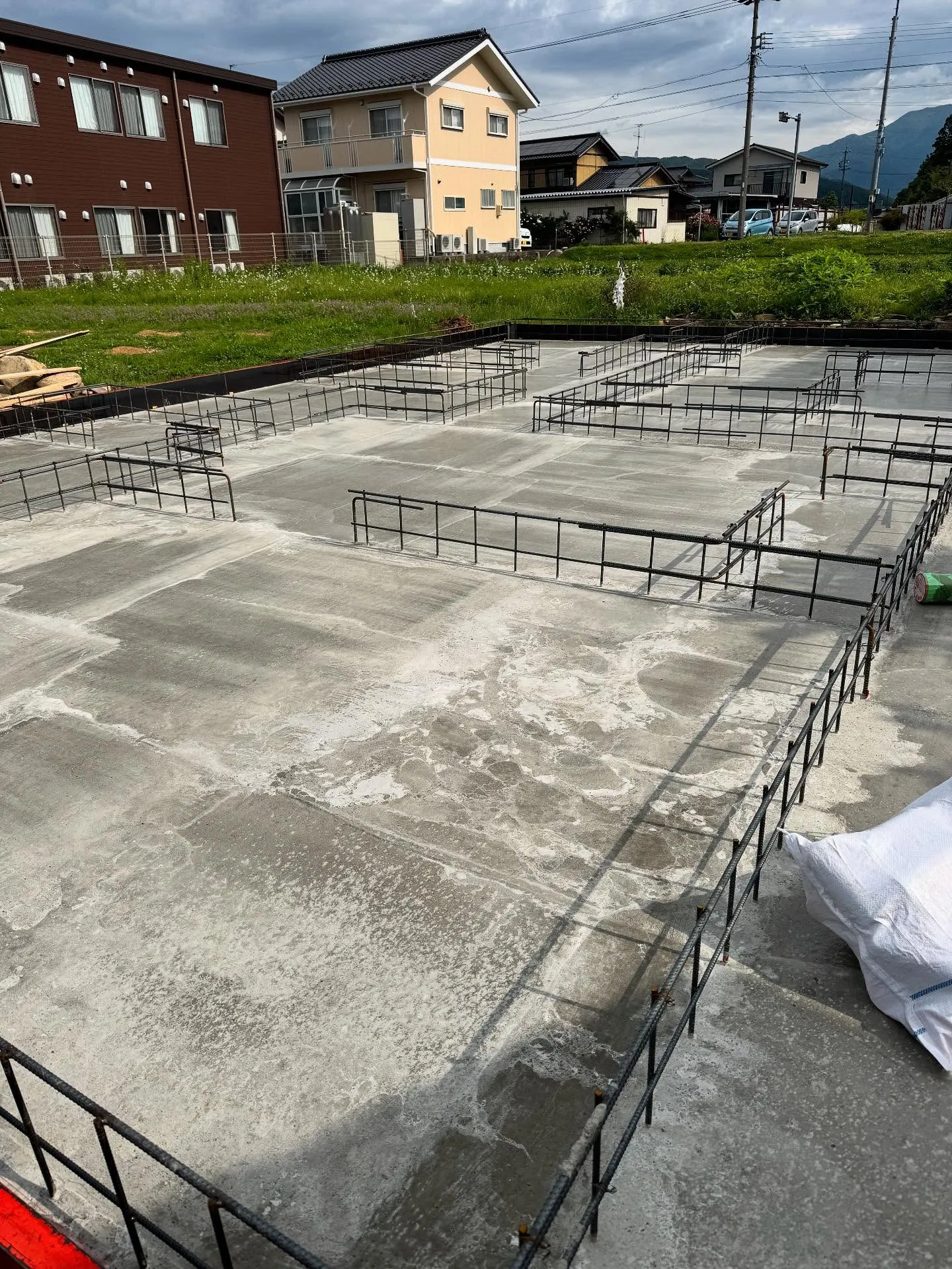 金曜日に一回目の土間コン打設を施工致しました。