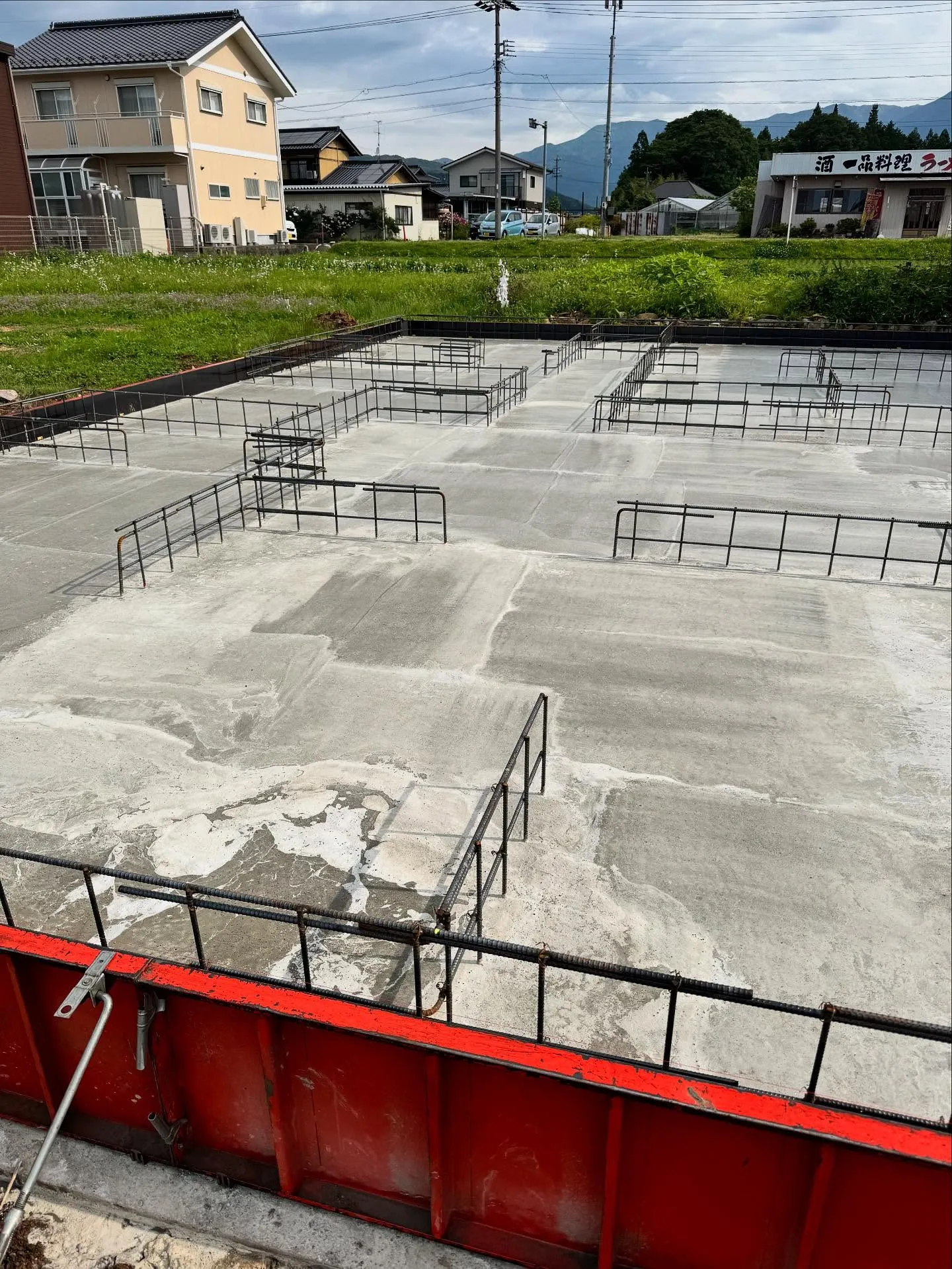 金曜日に一回目の土間コン打設を施工致しました。