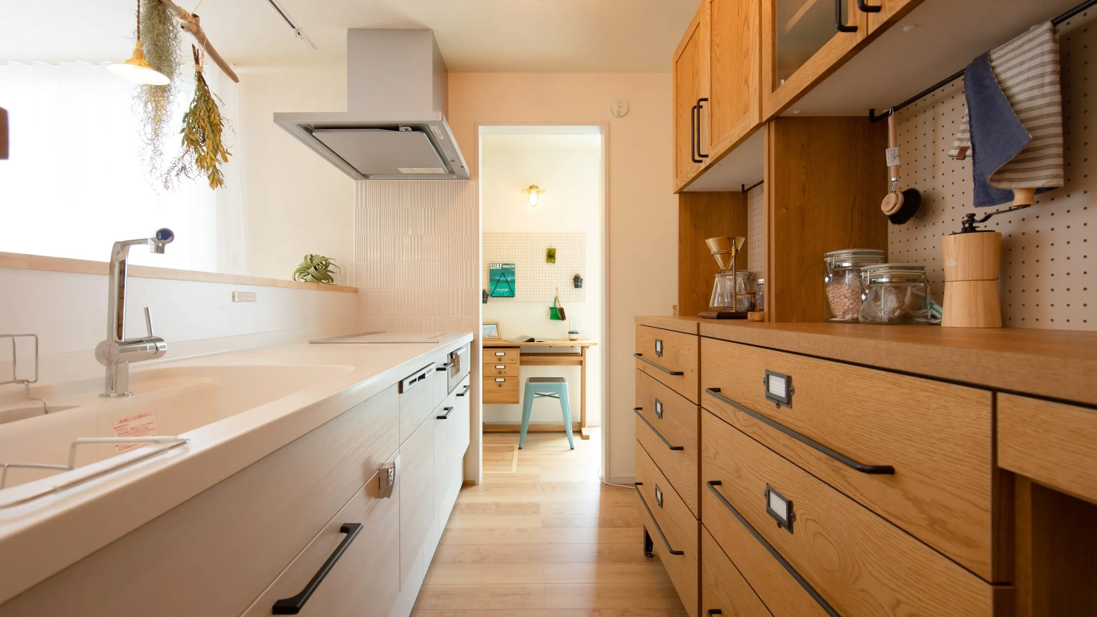 大きな掃き出し窓を2連で配置。