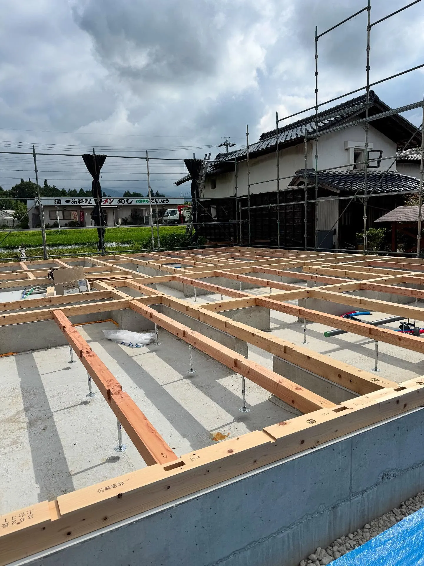 昨日と今日で、大工さん1人ではありますが、土台伏せを作業して...