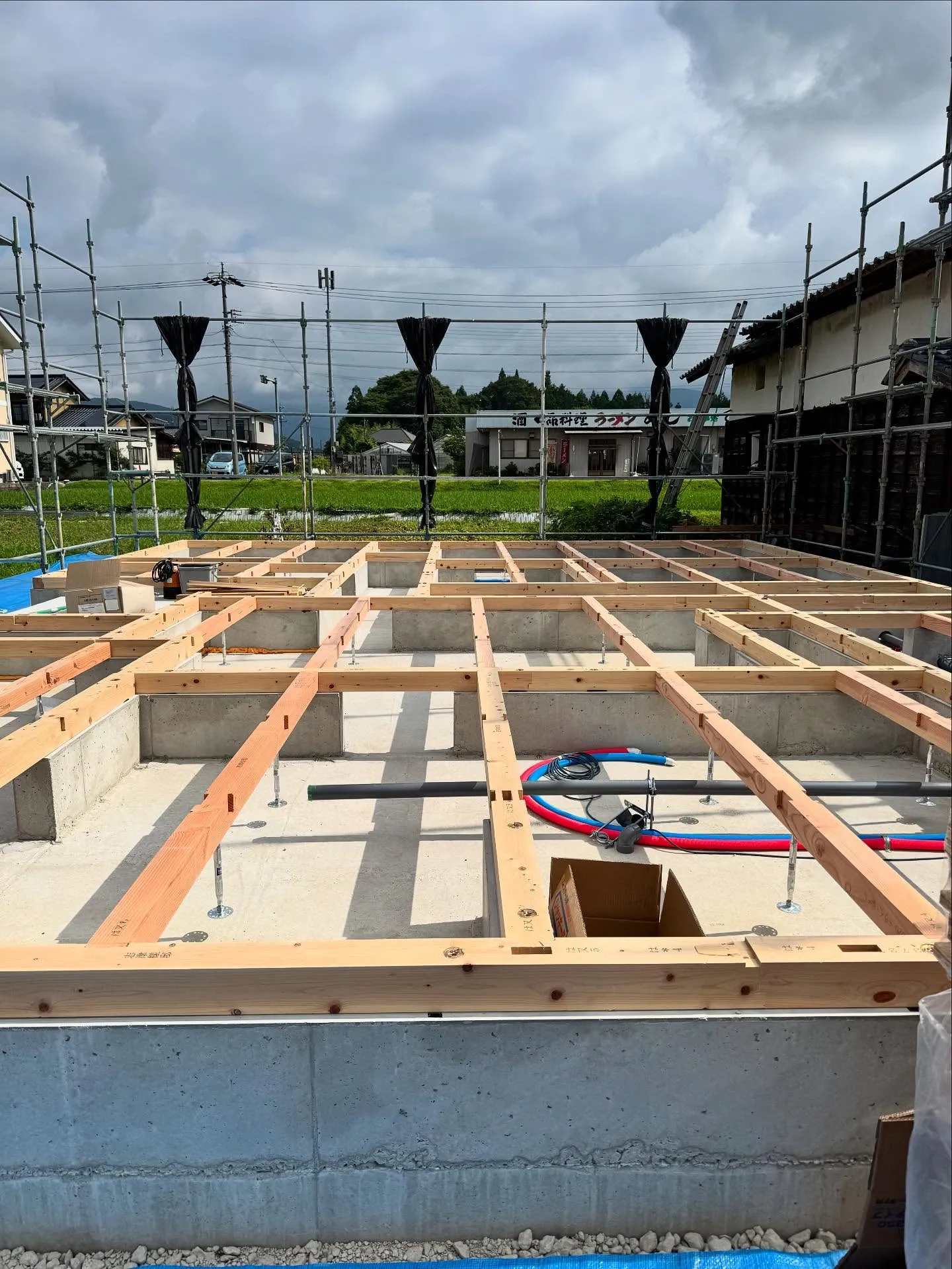 昨日と今日で、大工さん1人ではありますが、土台伏せを作業して...