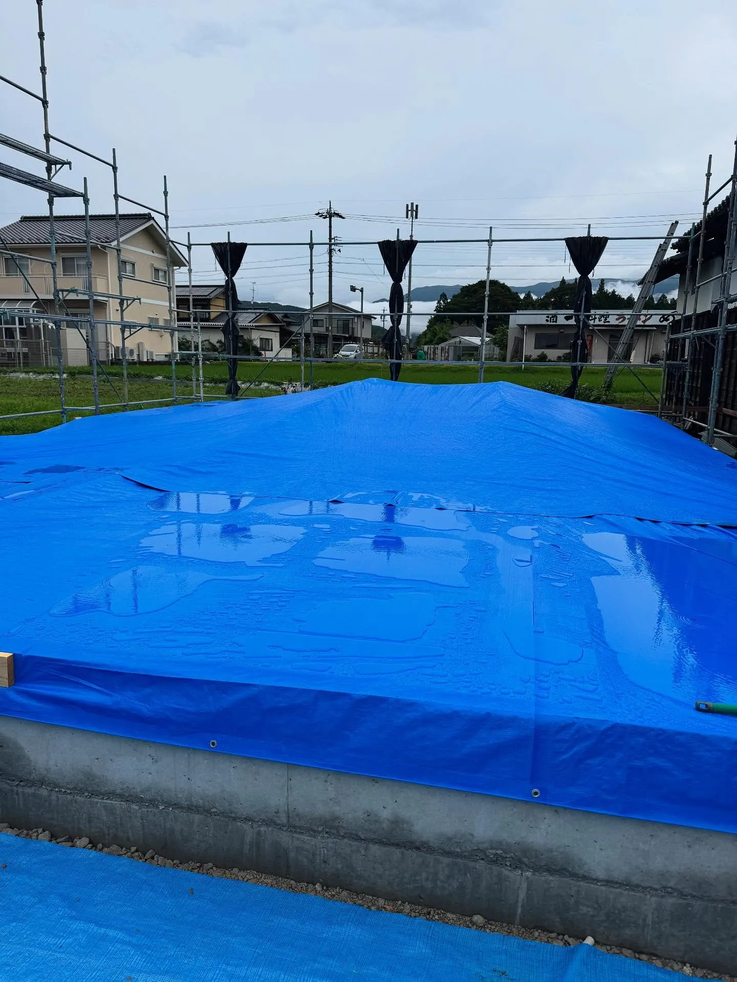 昨日は棟上げ予定だったのですが、雨の為土曜日段階で延期と決定...