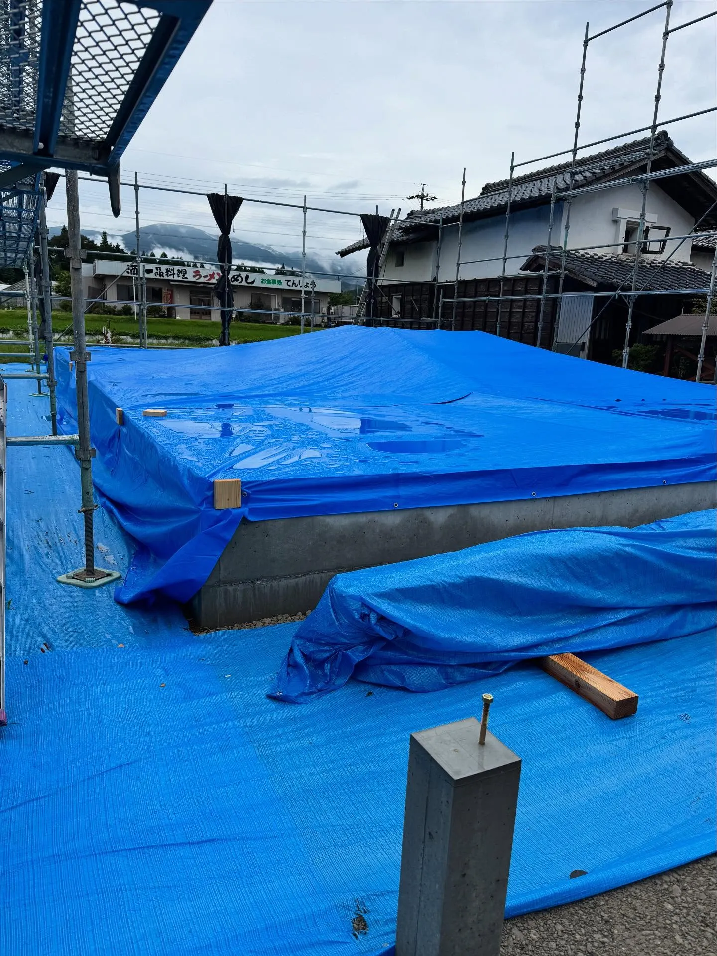 昨日は棟上げ予定だったのですが、雨の為土曜日段階で延期と決定...