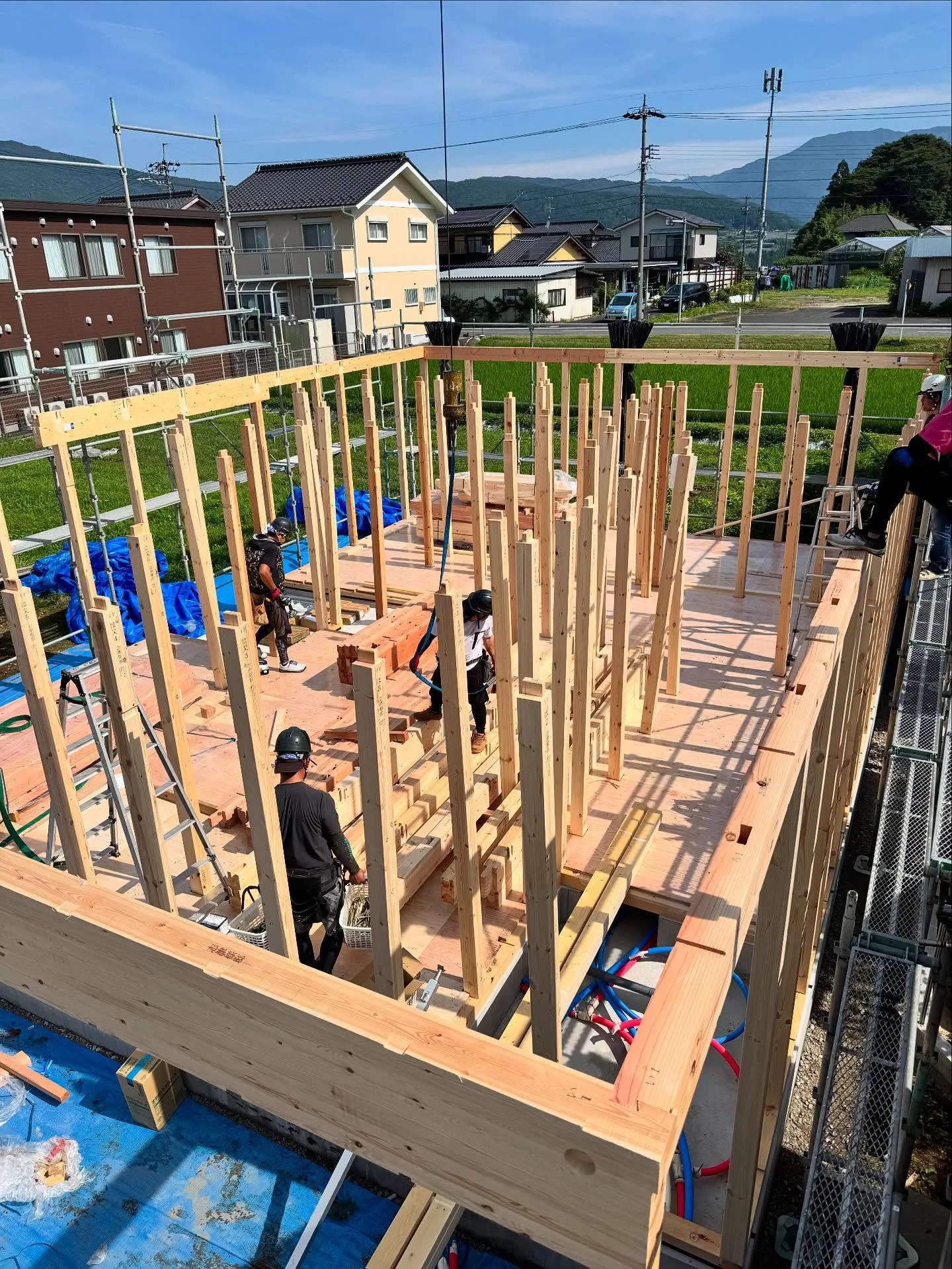 昨日は快晴の中で棟上げを行いました☀️