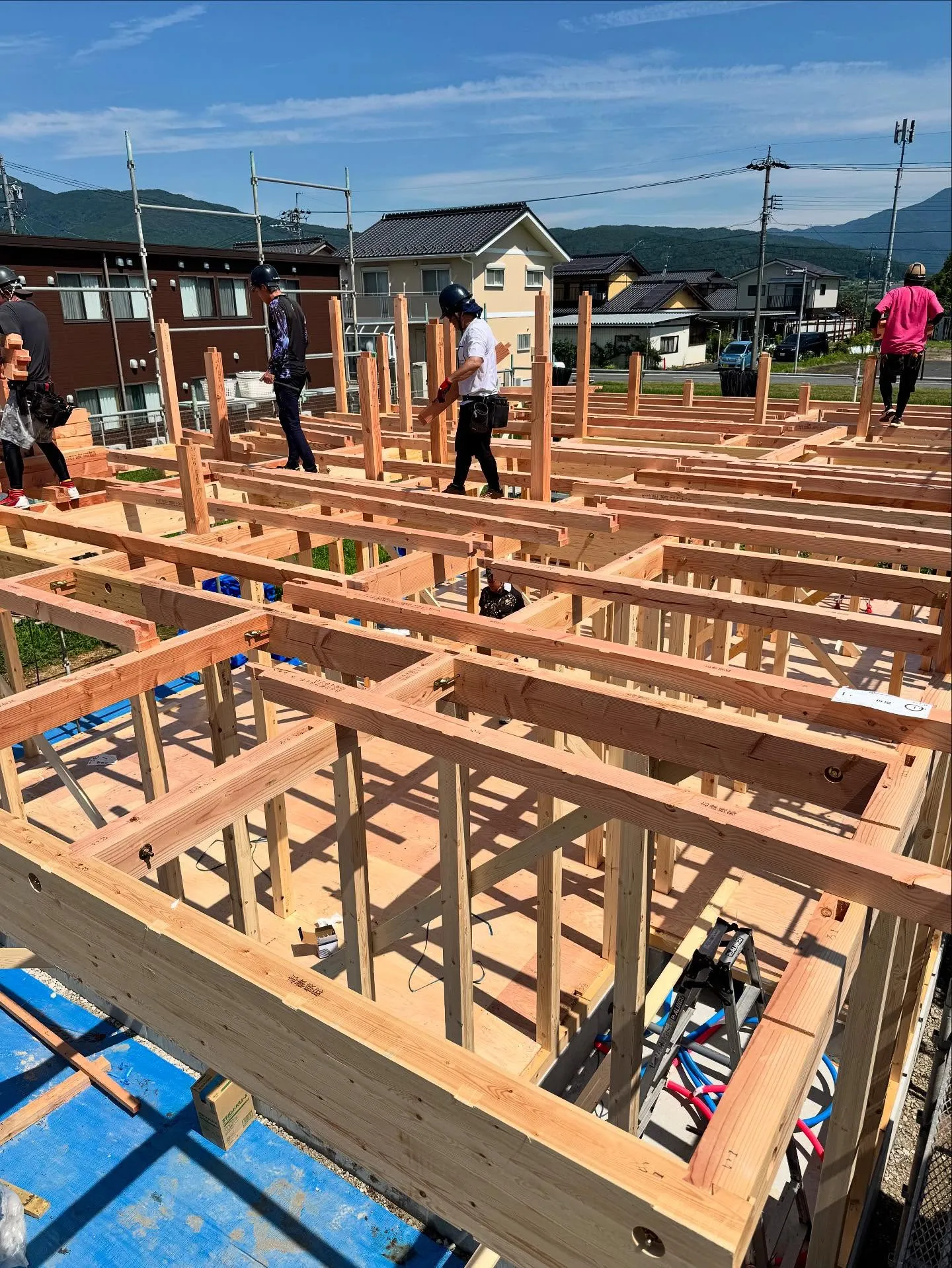 昨日は快晴の中で棟上げを行いました☀️