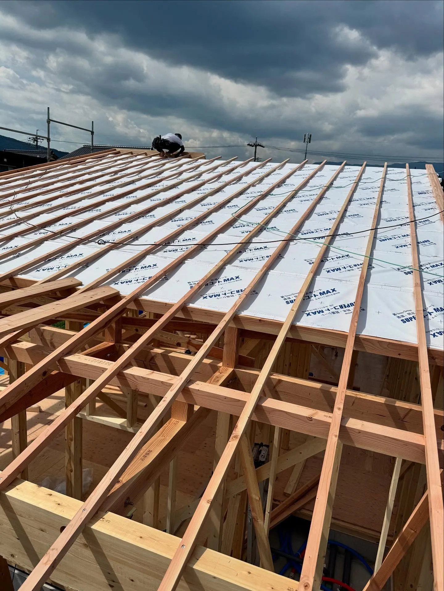 昨日は快晴の中で棟上げを行いました☀️