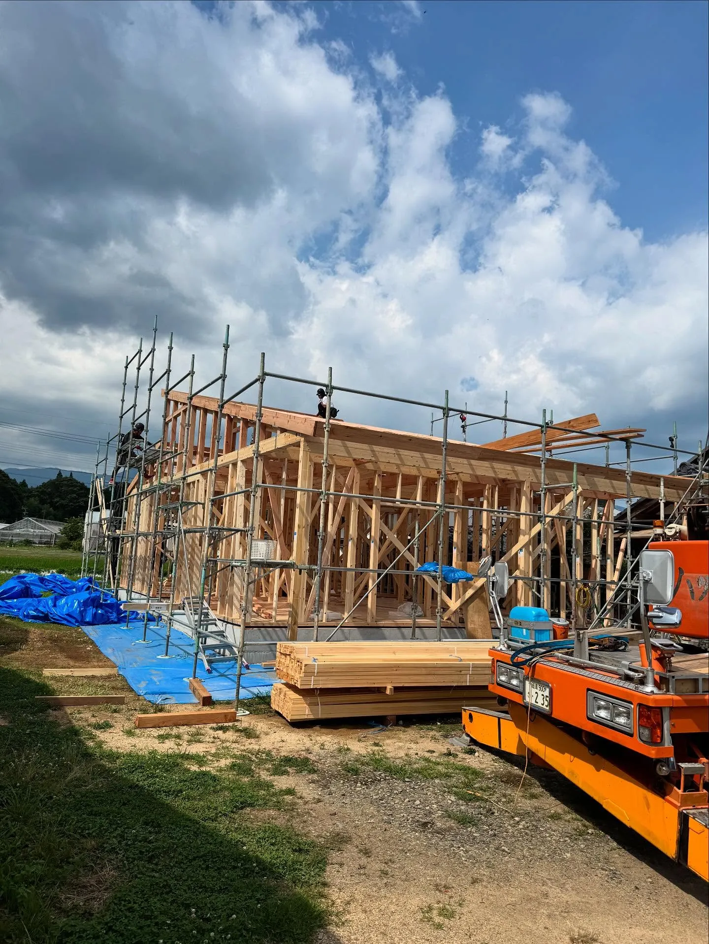 昨日は快晴の中で棟上げを行いました☀️