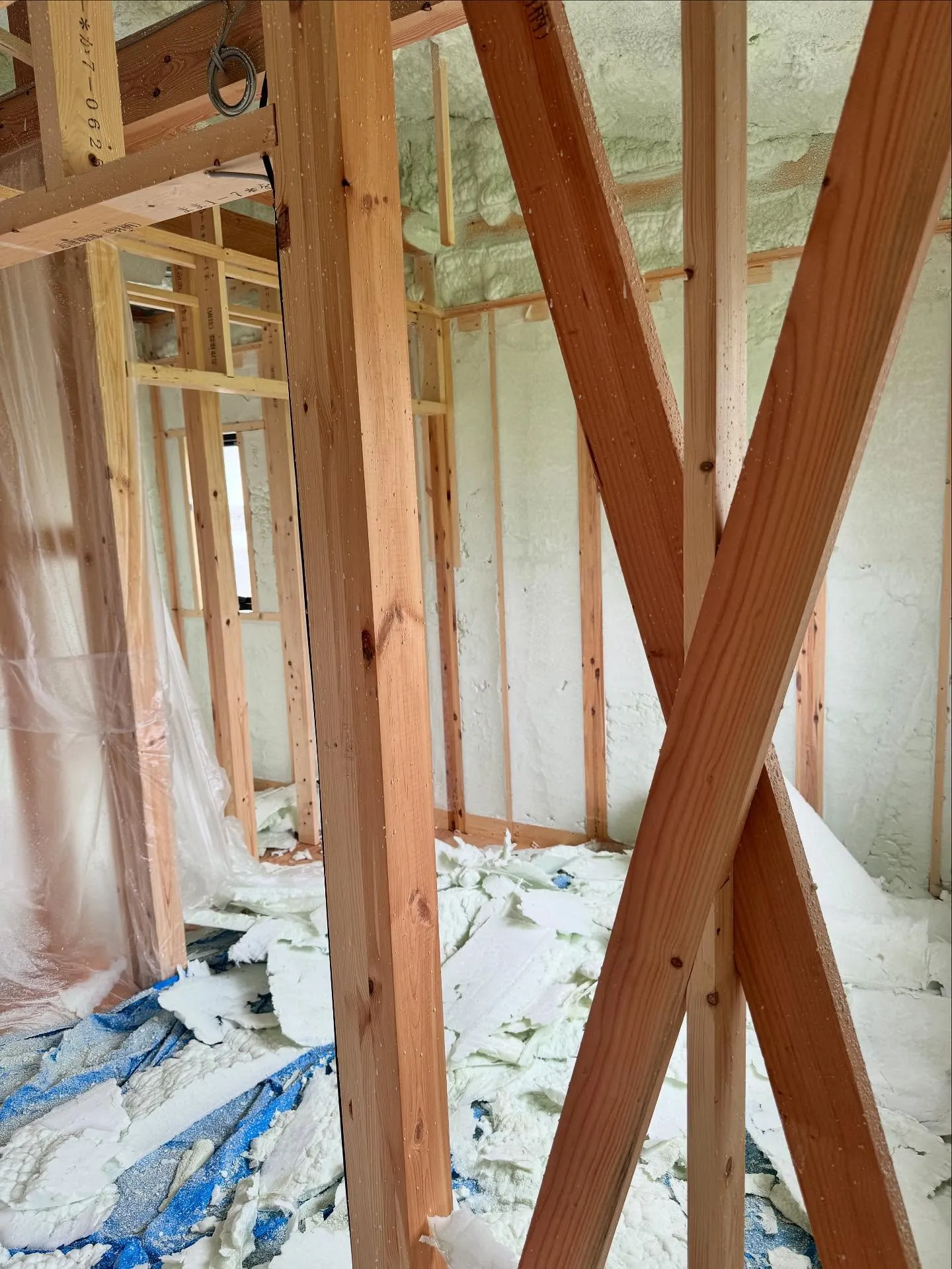 今日は吹付断熱作業が行われています。