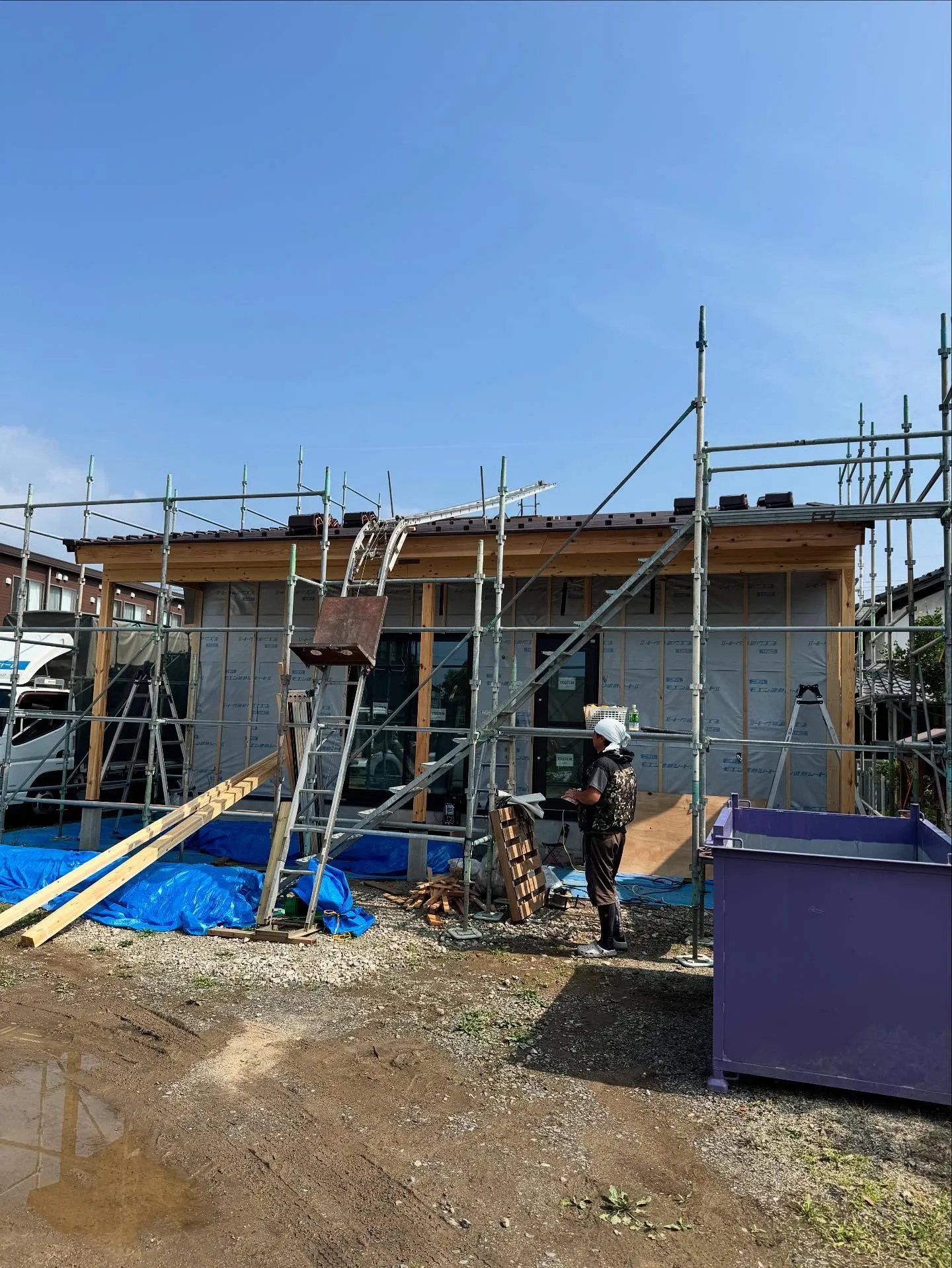 今日は吹付断熱作業が行われています。