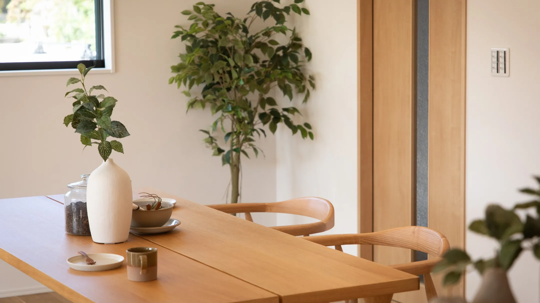 床や家具がナチュラルな色合いで居心地の良いリビングです。