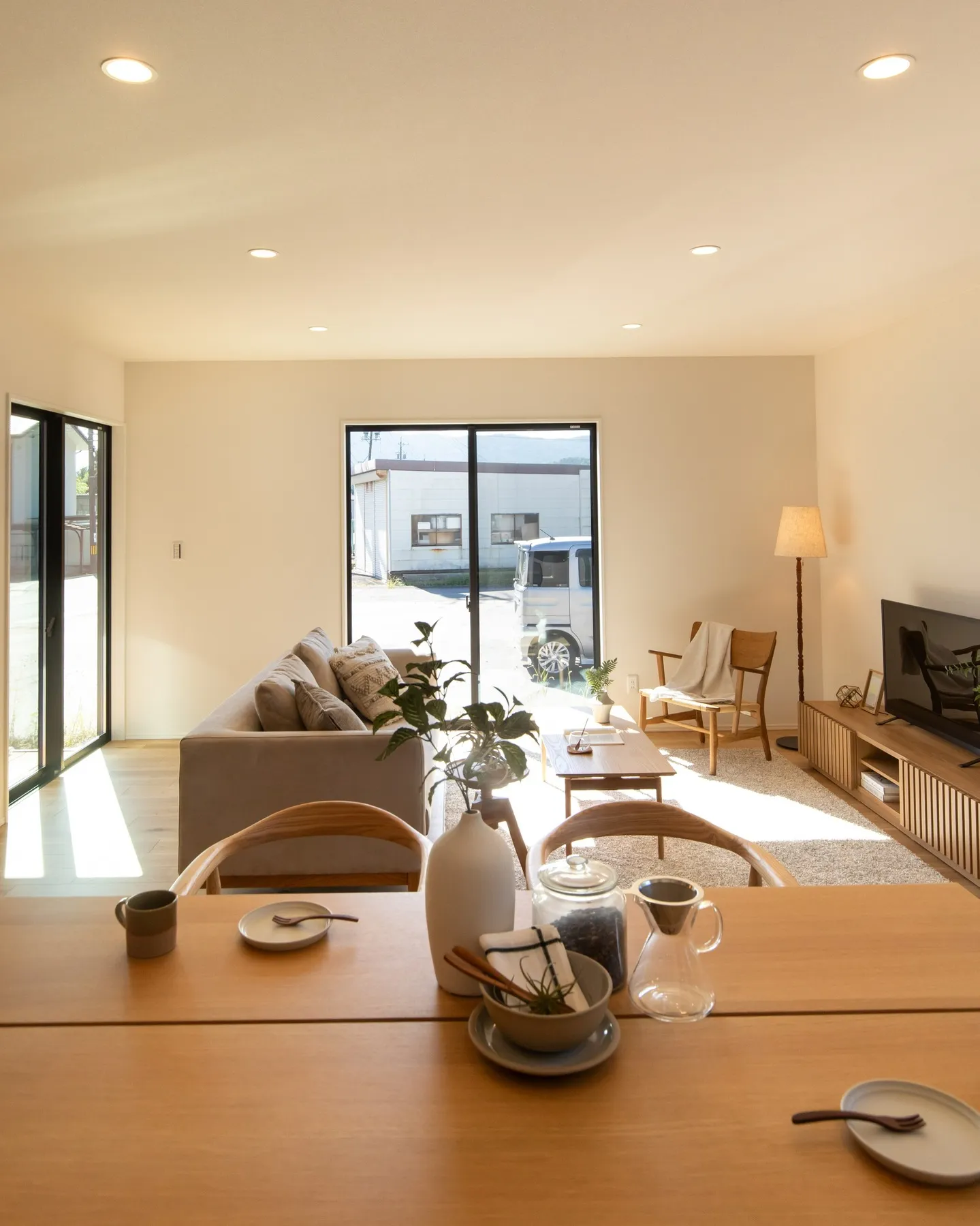 ナチュラルテイストの色合いが落ち着いた雰囲気のリビング。