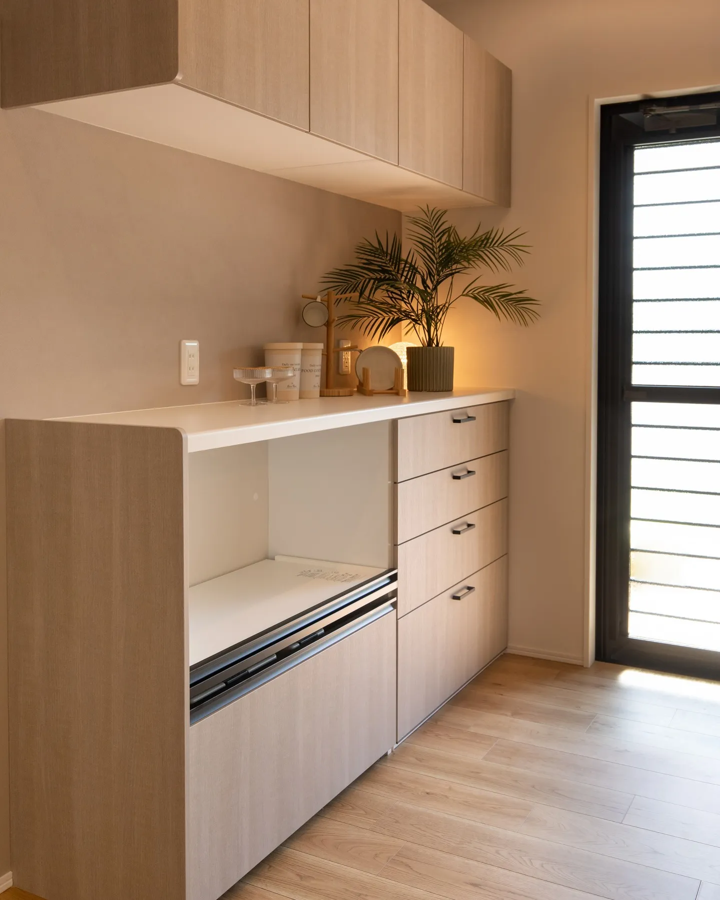 ナチュラルテイストの色合いが落ち着いた雰囲気のリビング。