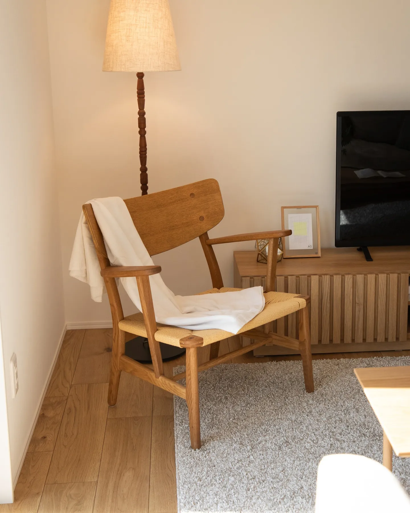 ナチュラルテイストの色合いが落ち着いた雰囲気のリビング。