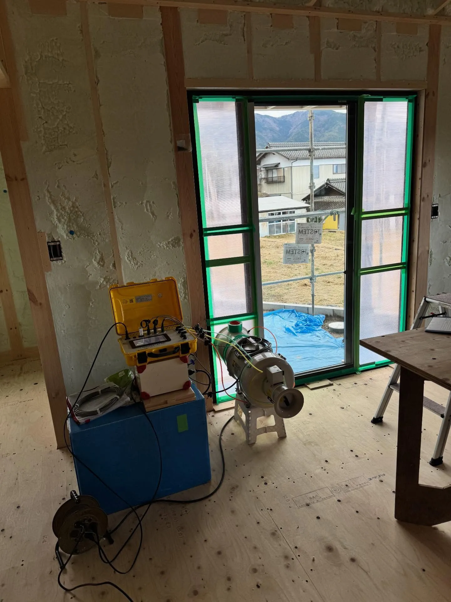 今日中津川市で施工中の物件で機密測定を行いました。