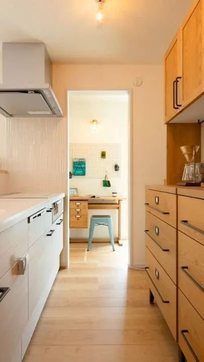 キッチンの奥にはパントリーも兼ねたワークスペース。